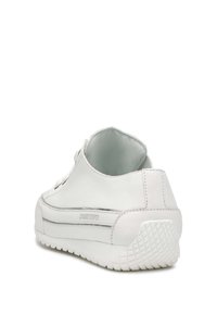Sneaker bianca in pelle con una texture liscia, forma arrotondata, dettagli in accento argentato e suola in gomma rigata. Nome del marchio sul lato.