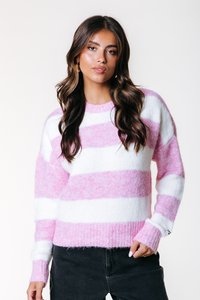 Pull rayé rose et blanc, fabriqué en matériau pelucheux, avec des manches longues, un col rond, et des poignets et une ourlet côtelés.