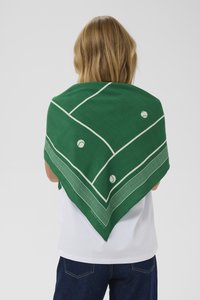 Sciarpa verde con design a tema tennis, rifinita in bianco, inclusi palline da tennis e linee del campo, poggiata sulle spalle.
