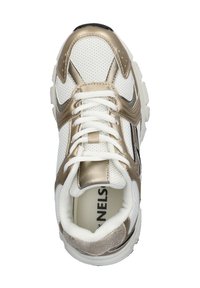 Witte mesh sneaker met gouden accenten, ronde neus, gevoerde kraag, vetersysteem en een getextureerde rubberen zool. Zwarte details aan de zijkanten.