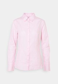 Chemise rose clair en coton, à col, manches longues, avec une texture subtile et des boutons assortis.