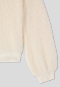 Sweter w kolorze kremowym, wykonany z miękkiego, puszystego materiału. Posiada prążkowane mankiety i luźny krój, o teksturowanej powierzchni i bez widocznych wzorów.