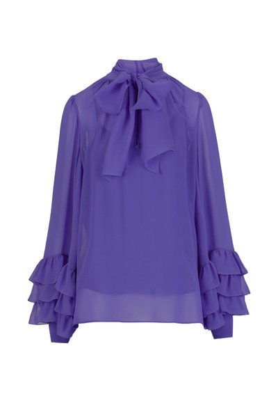 Lilla chiffonbluse med høj hals og bindedetalje. Har lange, flæsekantede ærmer med tre lag og et flydende, let design.