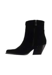 Stivaletto alla caviglia in camoscio nero con punta a punta, zip laterale, tacco impilato di circa 6,5 cm e dettagli di cuciture sottili.