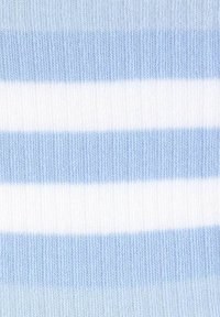 Dżersej z poziomymi paskami w jasnoniebieskim i białym kolorze, o miękkiej teksturze i równomiernie rozmieszczonych liniach.