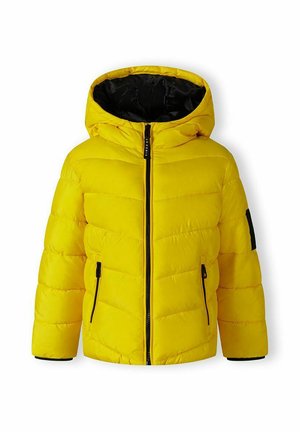 Veste d'hiver matelassée jaune avec capuche, doublure intérieure noire, fermeture éclair frontale complète, poches latérales zippées et un patch noir sur la manche gauche.