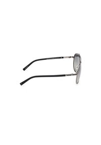 Gafas de sol polarizadas con lentes grises, montura metálica y puntas de temple de goma negras. Diseño elegante y curvado con detalles de la marca en la montura.