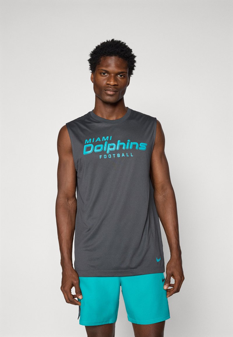 Graues ärmelloses Sportshirt mit "Miami Dolphins Football" in Türkis, kombiniert mit türkisen Shorts. Das Nike-Logo ist sowohl auf dem Shirt als auch auf den Shorts sichtbar.