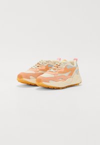 Sko med en fersken- og beige mesh-overdel, semsket detaljer og en teksturert gummisåle. Har lyse rosa hæltrekk og snøring.