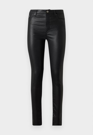 Zwarte skinny jeans van glanzend materiaal, met een hoge taille, achterzakken en een sluiting aan de voorkant met knoop en rits.