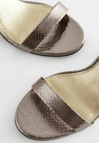 Next FOREVER COMFORT BLOCK REGULAR WIDE FIT - Sandaler - metallic