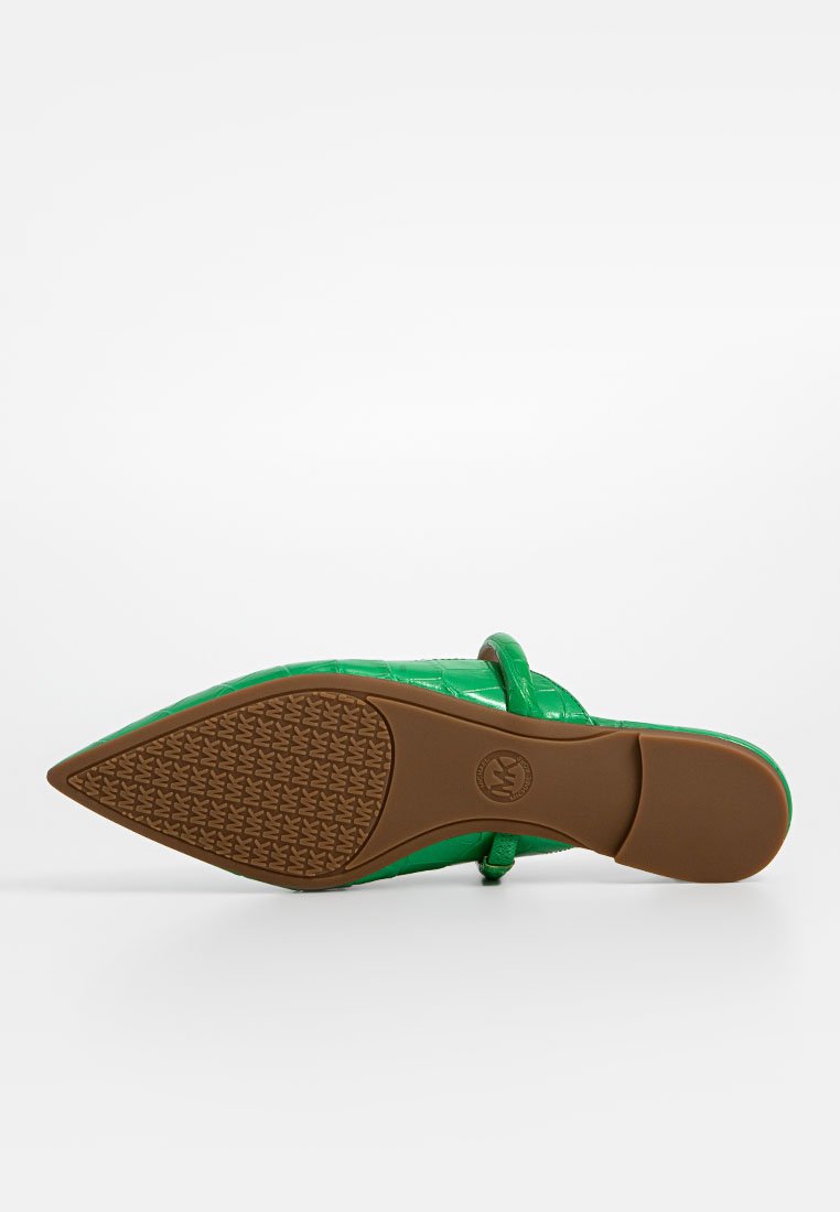Zapato verde brillante tipo slingback con textura de cocodrilo, punta afilada y suela de goma marrón con un diseño en relieve para un mejor agarre.