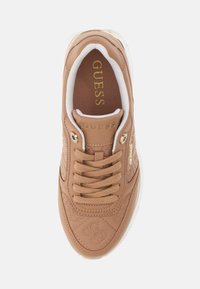 Hellbraune Sneaker mit einem strukturierten Lederoberteil, weißer Gummisohle, goldenen Logodetails und beigefarbenen Schnürsenkeln. Verfügt über einen gepolsterten Schaft.