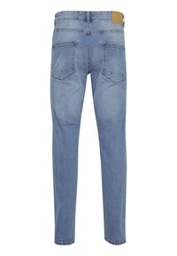 Jeans de mezclilla azul claro con corte recto, que presentan una etiqueta de cuero marrón en la cintura y dos bolsillos traseros con detalles de costura.