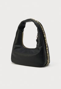 Sort teksturert skinnhåndveske med buet håndtak, detaljer i gullkjede på siden, og en glidelås nær den øvre åpningen.