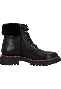 Botín negro de cuero hasta el tobillo con borde de pelo sintético, cordones en la parte delantera y cremallera lateral. Suela de goma gruesa con patrón de relieve y detalle de costura en contraste.