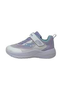 Zapatilla deportiva blanca y lavanda con parte superior de malla, correa ajustable, collar acolchado y suela de goma texturizada. Líneas curvas y logo que acentúan el diseño.