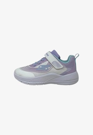 Zapatilla deportiva blanca y lavanda con parte superior de malla, correa ajustable, collar acolchado y suela de goma texturizada. Líneas curvas y logo que acentúan el diseño.