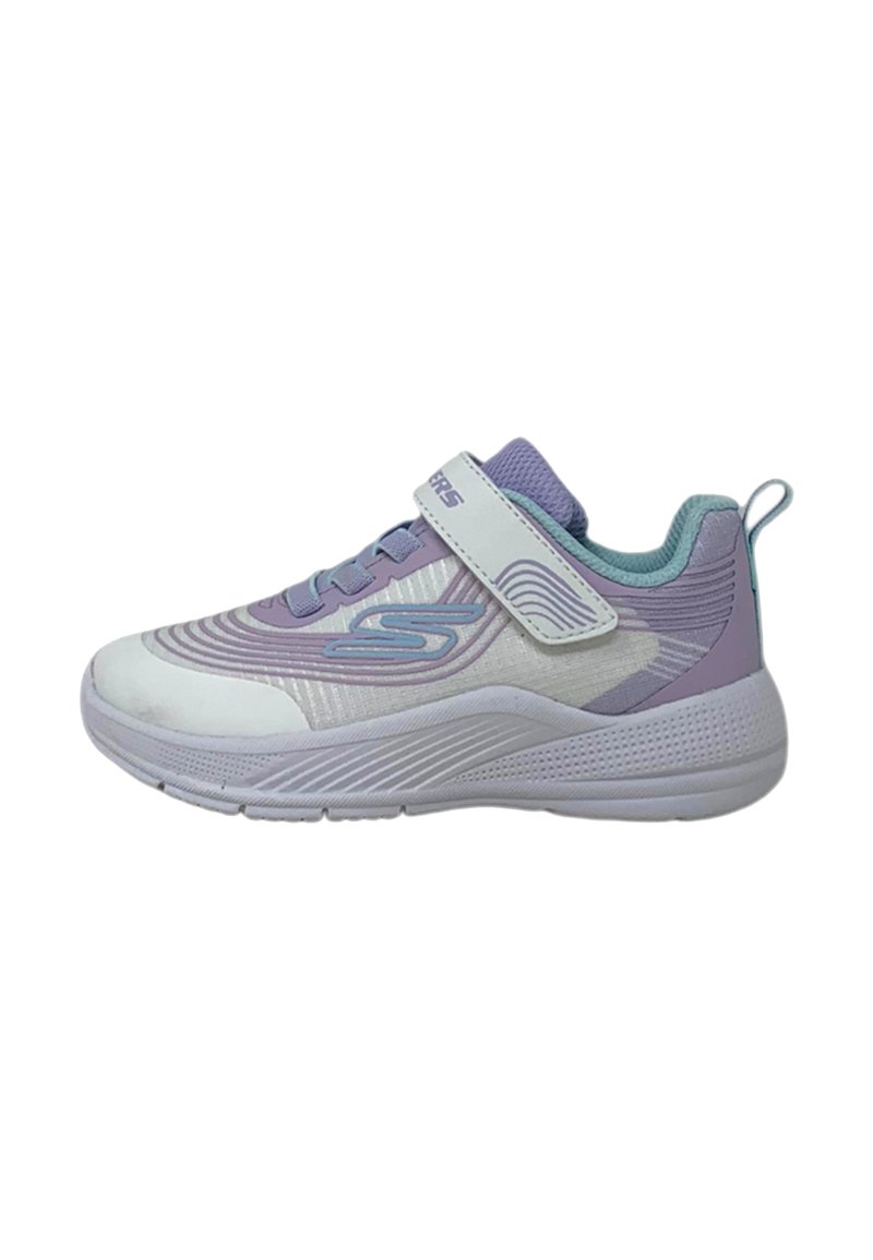 Zapatilla deportiva blanca y lavanda con parte superior de malla, correa ajustable, collar acolchado y suela de goma texturizada. Líneas curvas y logo que acentúan el diseño.