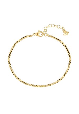 Bracelet délicat en chaîne d’or avec motif à maillons carrés, fermoir mousqueton, chaînette d’extension réglable et petit charme papillon.
