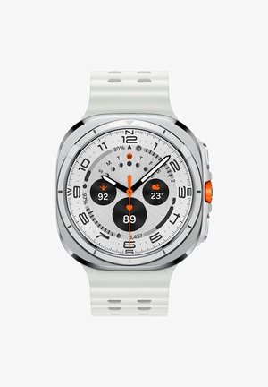 Smartwatch mit einem runden silbernen Gehäuse, einem weißen Silikonarmband und einem weißen Zifferblatt mit schwarzen Akzenten. Detaillierte Anzeigen für Zeit, Wetter und Fitnessdaten.