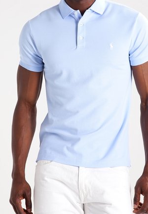 Hellblaues Polohemd aus Baumwolle mit kragenförmigem Ausschnitt und einer Drei-Knopf-Leiste. Verfügt über ein kleines gesticktes Logo auf der Brust.