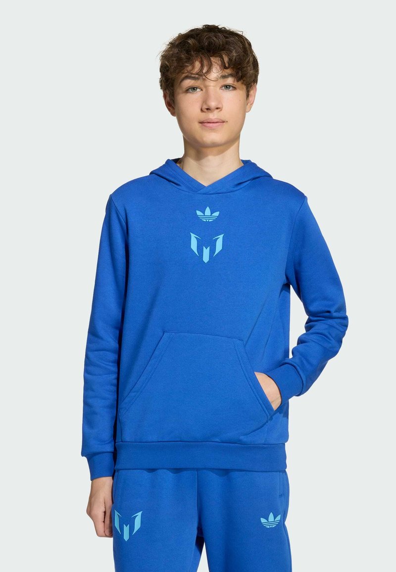 Sudadera azul hecha de un tejido suave, con un bolsillo frontal y acentos de logo en azul claro. El diseño incluye un patrón en V y una capucha con cordones.