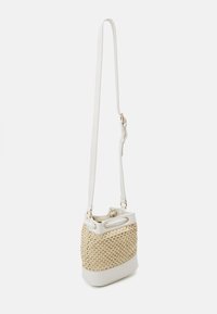 Bolso tipo bucket con parte superior de material natural trenzado y base blanca lisa. Cuenta con una correa ajustable y ojales de metal para el cierre de cordón.