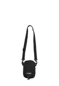 Czarna nylonowa torebka na ramię ma teksturowaną powierzchnię, regulowany pasek oraz detal w postaci elastycznego sznura z przodu z nadrukiem logo.