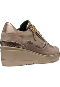 Beige platform sneakers met een mix van glad leer en Suède, voorzien van slangenprintaccenten, een zijrits en details in goudkleurig metaal.