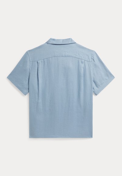 Chemise bleu clair à manches courtes avec col classique et empiècement au dos, présentée à plat sur fond blanc.