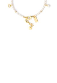 Guldkedjearmband med vita pärlor, hjärtcharm och graverad tag. Justerbar längd med flera dekorativa länkar.