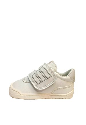 Zapatilla blanca pequeña para niño pequeño con una sola tira de velcro y diseño en relieve, mostrada de lado sobre un fondo blanco liso.