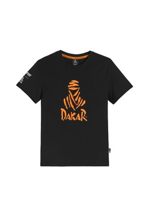 Czarna koszulka z krótkim rękawem z pomarańczowym logo Dakar, przedstawiająca stylizowaną głowę owiniętą materiałem, umieszczoną na środku przodu, z dodatkowym małym tekstem na rękawie.