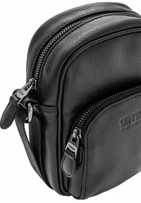 Czarna skórzana torba na ramię z dwoma zamykanymi na zamek przegrodami, teksturowana powierzchnia i akcenty metalowe. Kompaktowy prostokątny kształt.