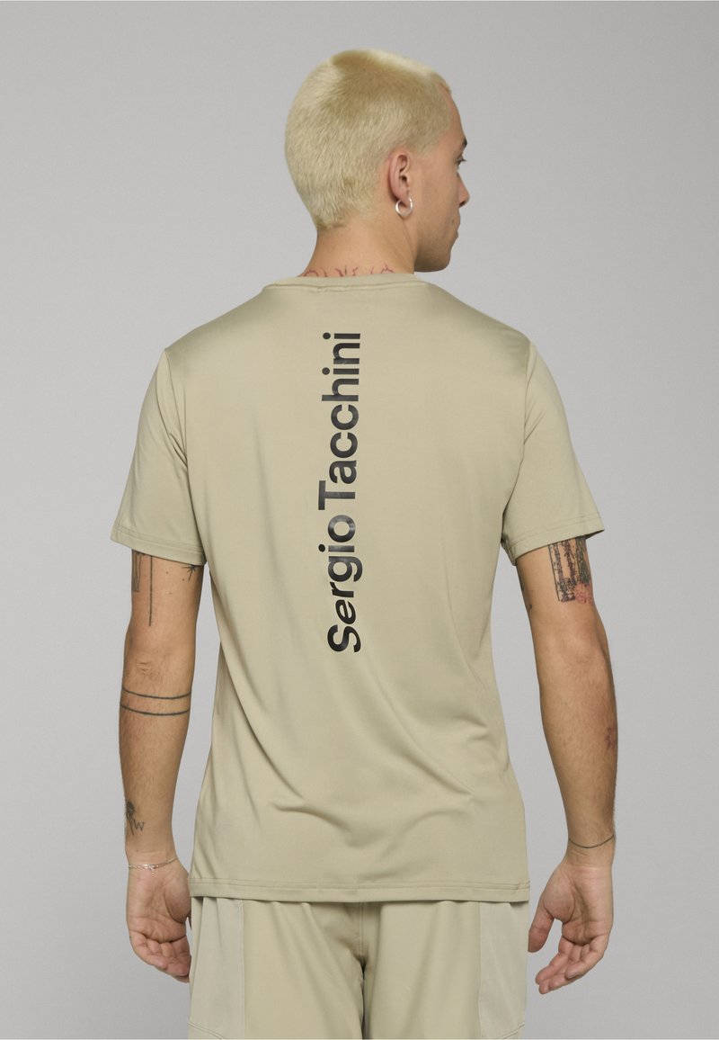 Béžové tričko s krátkými rukávy a vertikálním černým logem na zadní straně. Hladký materiál s volným střihem. Minimalistický design bez vzorů.