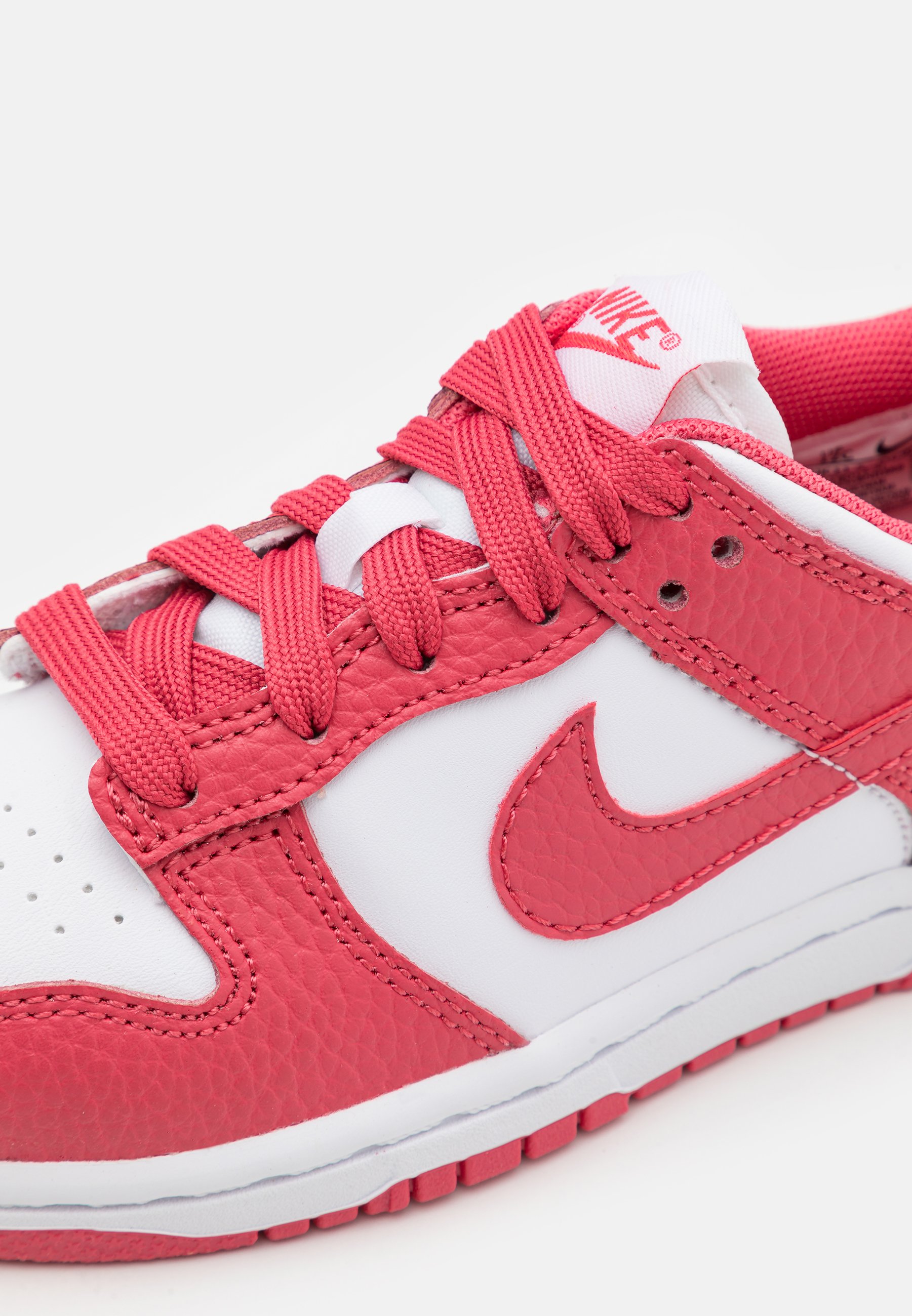 nike dunk white pink