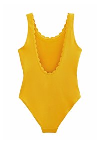 Maillot de bain une pièce jaune à côtes, avec un profond décolleté en V et des bords festonnés. Texture lisse et forme profilée pour un look ajusté.