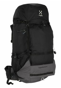 Mochila de senderismo negra y gris con un gran compartimento principal, tapa superior, múltiples correas y bolsillos laterales. Fabricada con un tejido duradero.