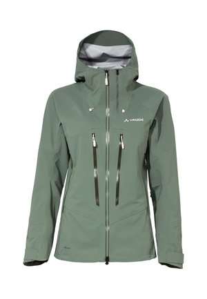 Groene waterdichte jas met een capuchon, een ritssluiting aan de voorkant en twee borstzakken met contrasterende ritsen. Gemaakt van duurzaam materiaal met een gladde textuur.