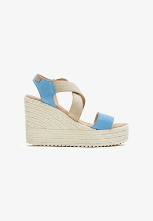 Sandalias de cuña con un upper textil en azul y beige, que presentan correas entrelazadas y una suela de plataforma envuelta en yute, con acabado texturizado.