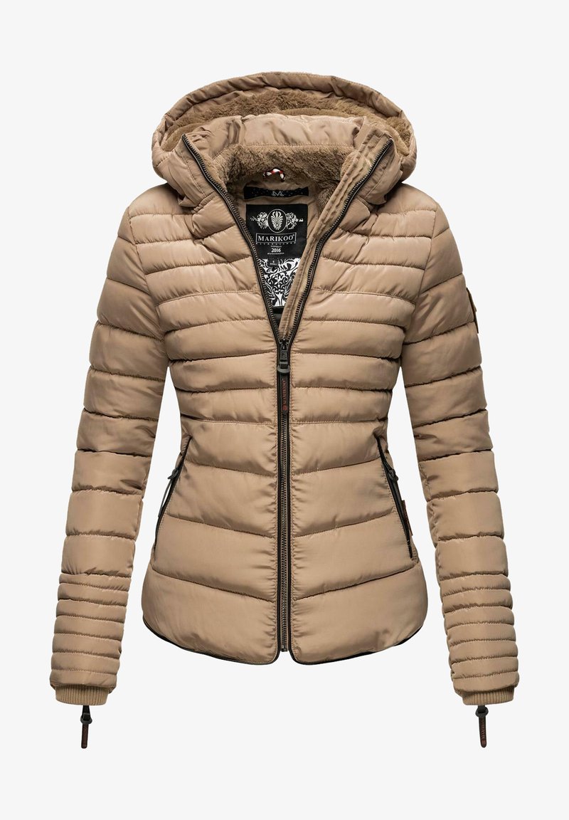 Chaqueta acolchada beige con capucha, con cierre de cremallera en el frente, bolsillos laterales y puños acanalados. Textura suave con forro de pelo sintético.