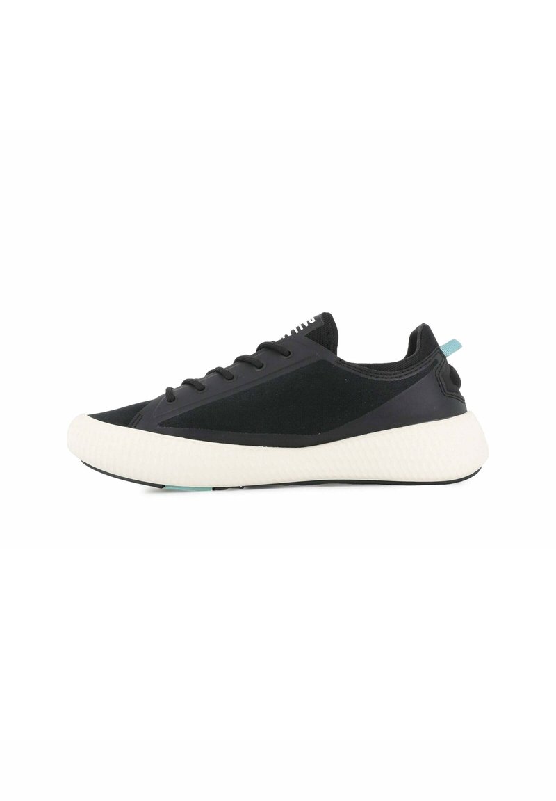 Czarne buty sportowe z gładką tkaniną na cholewce, teksturowaną białą podeszwą i małym turkusowym akcentem na pięcie. Minimalistyczny design sznurowania.