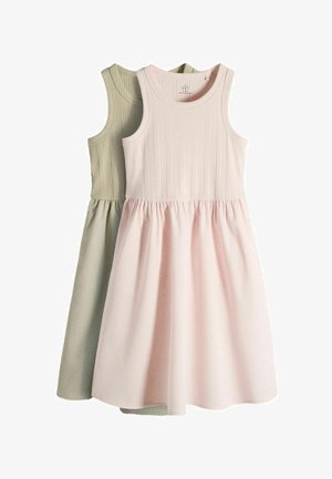 Zwei ärmellose, gerippte Strickkleider mit gerafften Röcken, eines in Hellrosa und das andere in Beige, übereinander auf weißem Hintergrund.