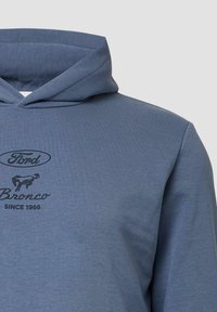Blauwe hoodie met het Ford Bronco-logo, een rijdend paardenafbeelding en de tekst "Sinds 1966" op de borst.