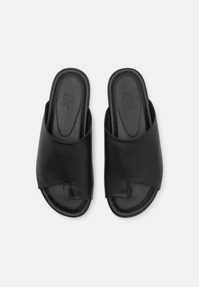 Sorte læder slip-on sandaler med et bredt stropdesign, åbne tæer, polstret indersål og subtilt logo prægede på fodsengen.