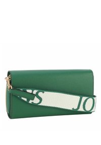 Clutch verde in pelle con finitura testurizzata, dotata di chiusura con zip e una tracolla bianca con lettering verde. Forma rettangolare compatta.