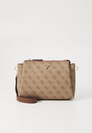 Sac bandoulière Guess marron à motifs avec plaque logo dorée et bandoulière amovible marron foncé sur fond blanc.