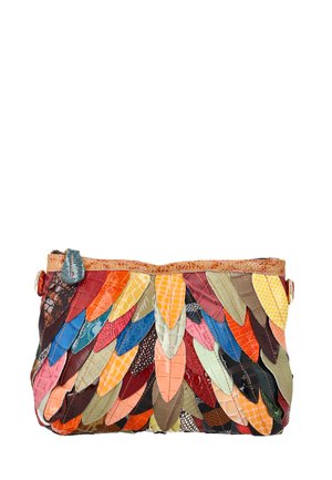 Clutch taske med flerfarvede, teksturerede læderlapper formet som blade, arrangeret i overlappende rækker, med en top lynlås og trækflig.