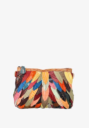 Clutch taske med flerfarvede, teksturerede læderlapper formet som blade, arrangeret i overlappende rækker, med en top lynlås og trækflig.